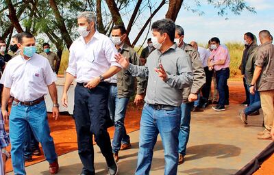 Mario Abdo Benítez acompañado de Félix Sosa (ANDE) y del intendente de Yguazú, Mauro Kawano.