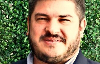 Ezequiel Santagada, abogado, calificó de un ataque a la libertad de prensa y expresión la prohibición de acceso de periodistas de medios ligados al expresidente Cartes al domicilio de Efraín Alegre a un desayuno de trabajo con periodistas de otros medios.