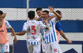 El festejo de Luis Martínez, quien anotó el segundo tanto en la goleada del "12".