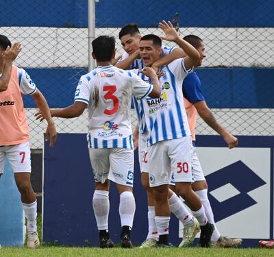El festejo de Luis Martínez, quien anotó el segundo tanto en la goleada del "12".
