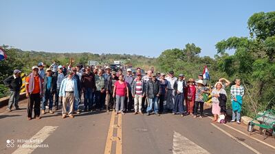 Adultos mayores se manifiestan en Villa Ygatimí exigiendo el aumento de la pensión alimentaria.