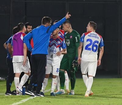 El argentino Facundo Sava (azul), entrenador de Cerro Porteño, durante el partido ante Guaraní por la decimocuarta jornada del torneo Apertura 2023 del fútbol paraguayo en el estadio Defensores del Chaco, en Asunción, Paraguay.