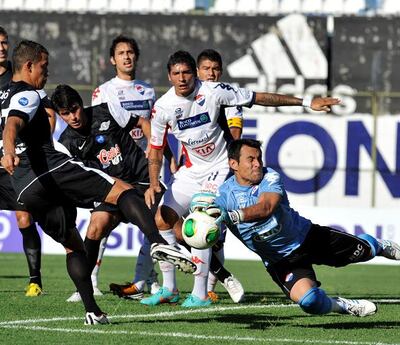Imagen de un choque de Libertad y Nacional que se produjo en el Defensores del Chaco.
