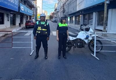 Agentes de la Policía Municipal de Tránsito (PMT) frente al bloqueo en la calles 25 de mayo y Antequera, Asunción.