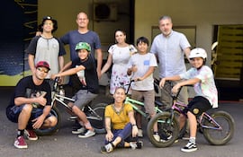 La familia de jóvenes atletas del ciclismo BMX que intentan llegar al Panamericano Junior que será en nuestro país en 2025, pero no pueden ingresar a la pista del COP para las prácticas.