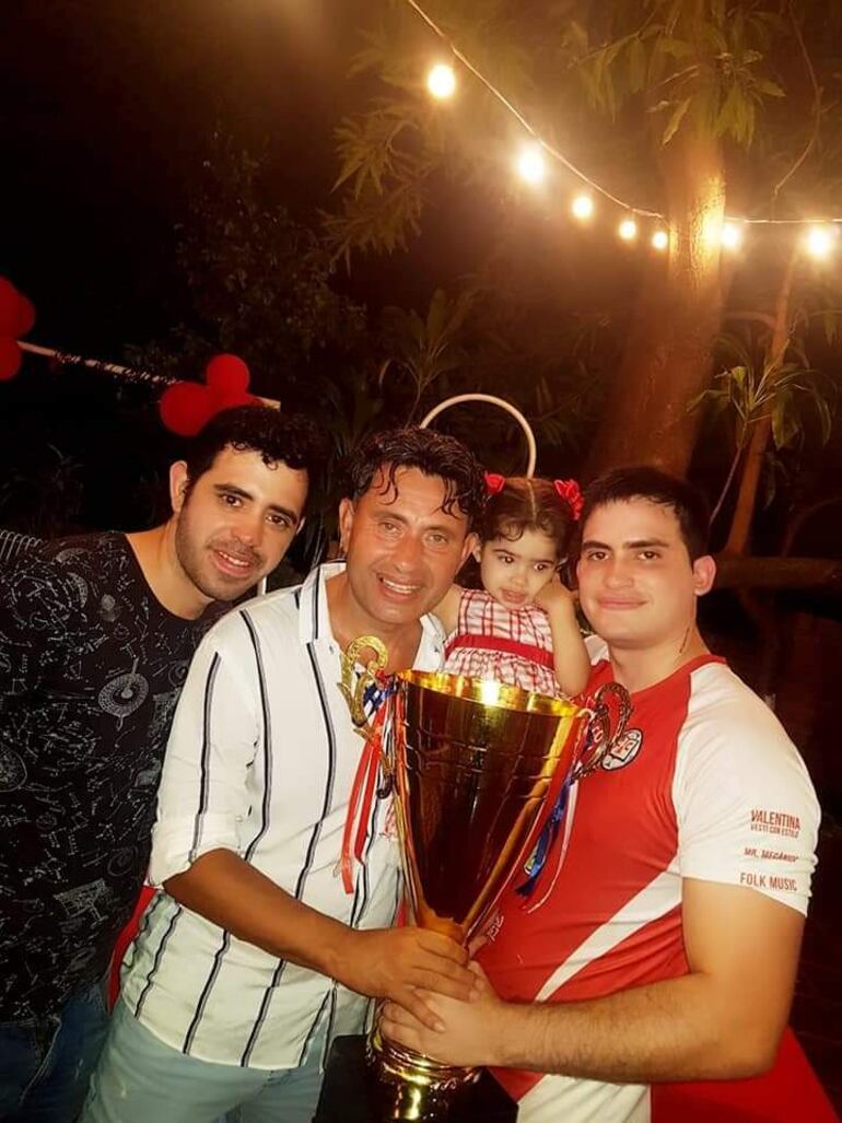 El presidente Emilio Javier Zacarías Yubero, con su nieta Alana y sus hijos Emilio y Tadeo, durante el festejo de campeones de la “B”.