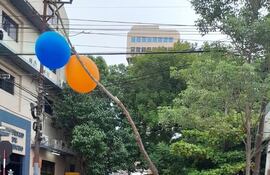 Sobre Yegros, esquina Fulgencio R. Moreno, en pleno centro de Asunción, el asfalto se está hundiendo. Para alertar a los conductores sobre el peligroso bache, los vecinos lo "adornaron" con globos.