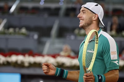 El tenista alemán Jan-Lennard Struff celebra la victoria ante el griego Stéfanos Tsitsipás tras el partido de cuartos de final del Mutua Madrid Open de tenis que disputaron ayer en la Caja Mágica, en Madrid.
