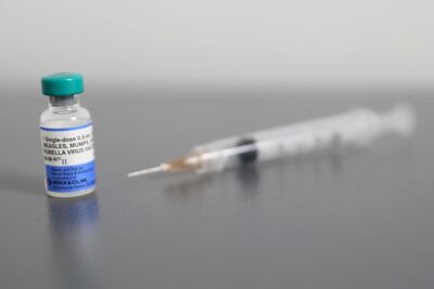 Los niños que no tengan libreta de vacunación ni registros de la inmunización, recibirán una dosificación abreviada, anunció Salud Pública.