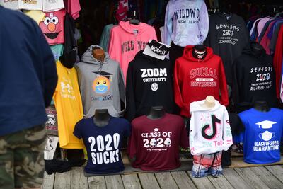 Una tienda vende buzos con leyendas como "Universidad Zoom" y "Distanciamiento social", en alusión a la nueva manera de estudiar a distancia.