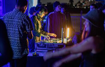 El DJ egipcio A7ba-L-Jelly toca música durante un concierto en Giza. En la sociedad patriarcal de Egipto, la industria de la música sigue dominada por hombres, mientras que el establecimiento cultural del país conservador margina e incluso prohíbe a los artistas de música electrónica. Durante años, las asistentes a la fiesta se han quejado del acoso en la pista de baile, mientras que muchos juerguistas consideran que los lugares principales son demasiado caros. Ahora, una generación de jóvenes DJs está forjando su propio camino, buscando crear espacios más inclusivos para artistas y asistentes a la fiesta por igual.