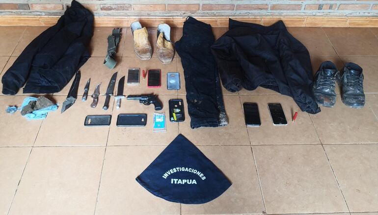 Varias prendas de vestir, un revólver y armas blancas forman parte de las evidencias halladas, así como cartuchos de escopeta.