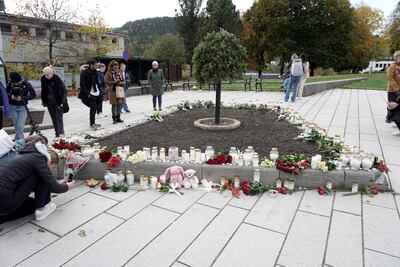 Homenajes colocados en el centro de la ciudad un día después de un ataque en Kongsberg, Noruega.