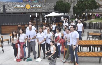 Voluntarios del "Barrio Mariscal" durante la jornada de minga ambiental.