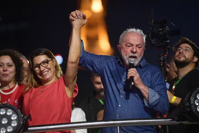 TOPSHOT -El presidente brasileño electo, Luiz Inacio Lula da Silva, agarra de la mano a su esposa, Rosangela "Janja" da Silva, durante un discurso en Sao Paulo, Brazil.