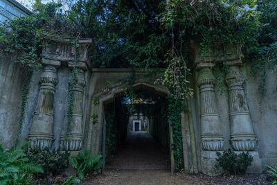La entrada a la Avenida Egipcia, del cementerio de Highgate.