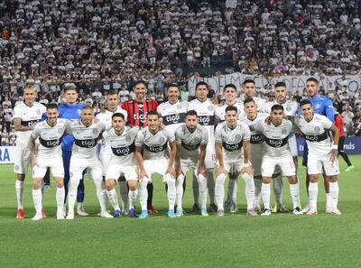 Roque Santa Cruz (camiseta roja) posó con los jugadores de Olimpia antes del inicio del partido en el Manuel Ferreira.