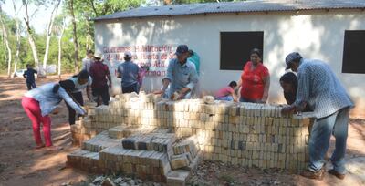 Los pobladores trabajan en la habilitación de la entrada para ambulancias, tal como pide el Ministerio de Salud Pública.