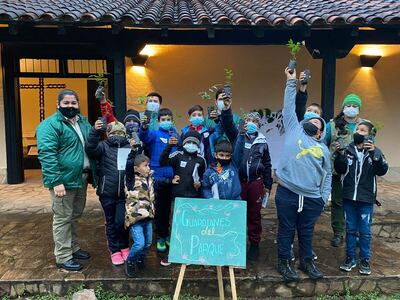 Los niños recibieron capacitación en temas ambientales para ser custodios de la naturaleza.