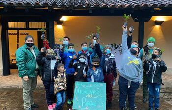 Los niños recibieron capacitación en temas ambientales para ser custodios de la naturaleza.