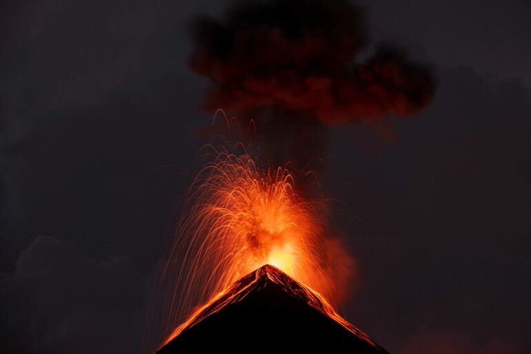 El volcán Fuego Volcano erupciona, visto desde el volcán Acatenango a 75 kilómetros de la ciudad de Guatemala.