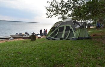 Pescadores aprovechan los últimos días antes de la veda en la isla Yasyreta.