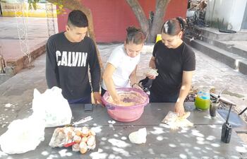 Agentes policiales se encargaron de preparar chipa para la comunidad