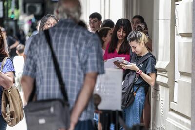 Personas hacen fila frente al consulado español en Buenos Aires (Argentina).