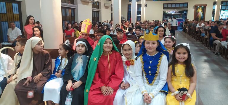 Decenas de niños y niñas disfrutan de la celebración por el día de todos los santos en la localidad de Villa Elisa.