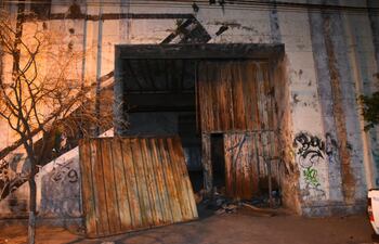 Acceso a los depósitos de la excervecería paraguaya, en donde fue encontrada la niña.