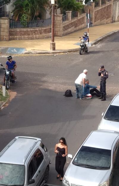 En el sitio son comunes los accidentes de tránsito, con la triste estadística de dos por día, según refirieron vecinos que también se quejaron por la poca visibilidad que tienen los conductores debido al gran número de autos estacionados y la gran velocidad.