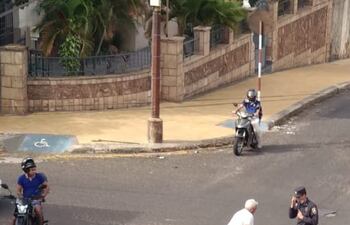 En el sitio son comunes los accidentes de tránsito, con la triste estadística de dos por día, según refirieron vecinos que también se quejaron por la poca visibilidad que tienen los conductores debido al gran número de autos estacionados y la gran velocidad.