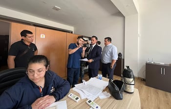 Durante los allanamientos decomisaron varios aparatos electrónicos.