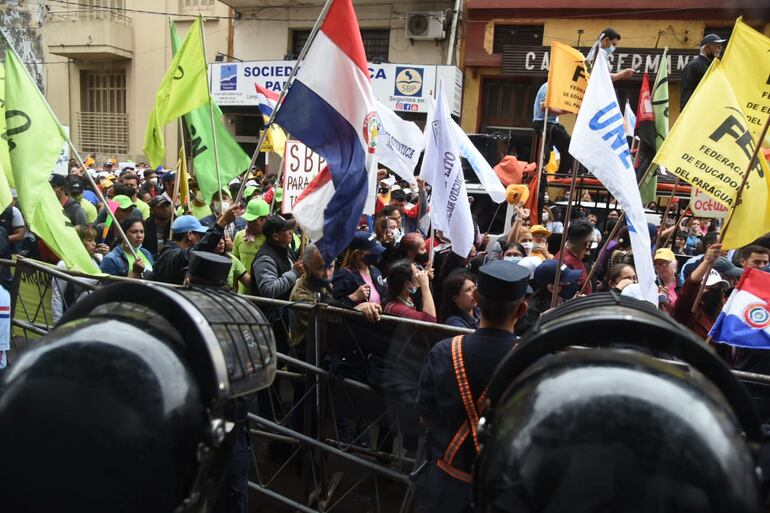 Manifestación docente frente al Ministerio de Educación.