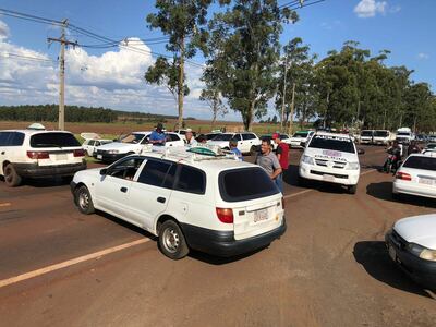 Los taxistas cerraron la ruta PY 07 para exigir que baje el precio de combustible.