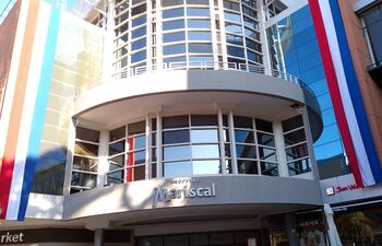 En homenaje a la patria y la madre, la tricolor adorna la fachada del Shopping Mariscal.