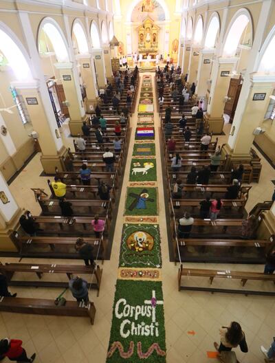La colorida alfombra con símbolos religiosos y de nuestro país elaborada por 21 grupos y movimientos de la comunidad pastoral de Luque para rendir honor al Corpus Christi.