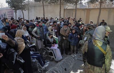 Ciudadanos esperan por sus documentos (EFE)