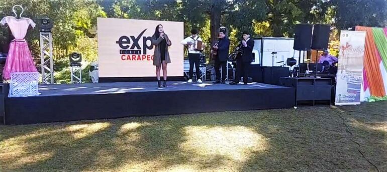 Competencia de canto y poesía en la exitosa "Expo Emprendedores- Carapeguá 2023",