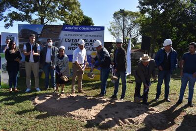 Momento en que las autoridades de la ciudad de Villa Elisa proceden a la palada inicial para la construcción del polideportivo municipal