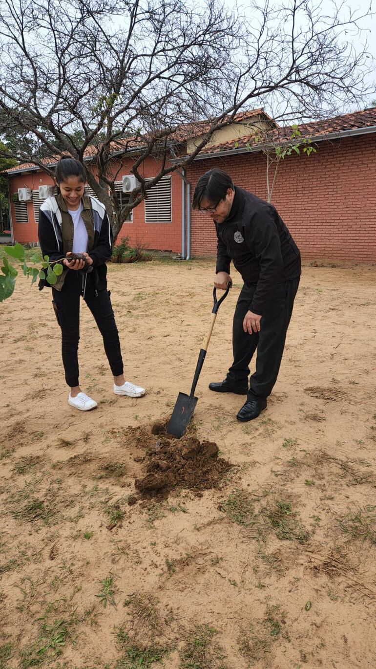 Estudianes y docentes del Colegio Nacional de Villa Permanente de Ayolas