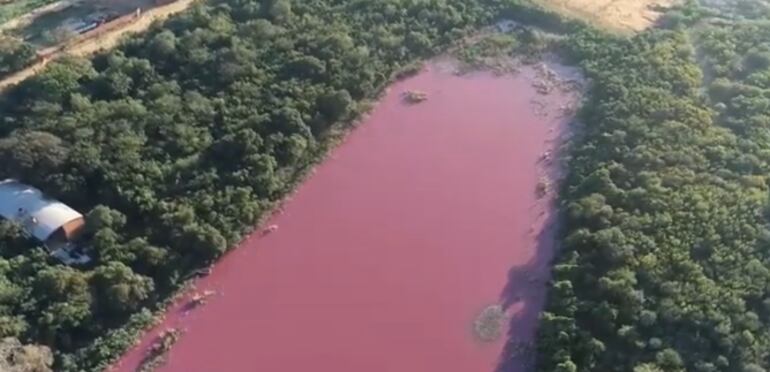 El lago Cerro de Limpio está teñido de color rojo y huele mal