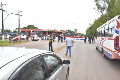 Los manifestantes cierran de manera intermitente la ruta.