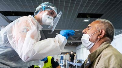 A la fecha todavía no existe un tratamiento unificado y aprobado contra el covid-19. Se espera que la vacuna llegue al país en otoño.