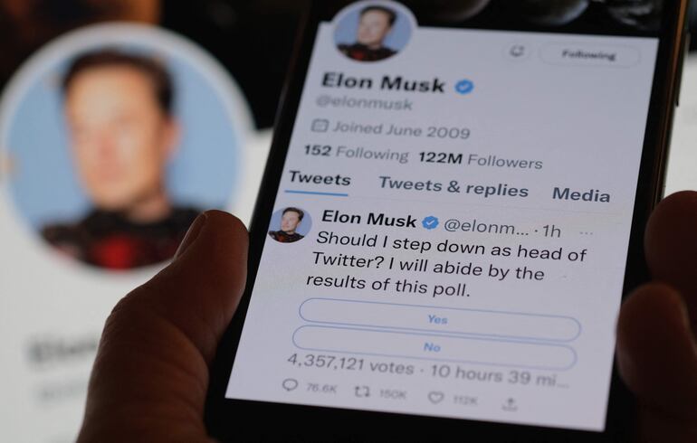 Ilustración de la cuenta en Twitter del multimillonario y propietario de la red social, Elon Musk. (AFP)