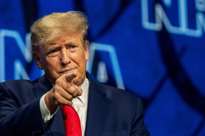 El expresidente de los Estados Unidos, Donald Trump, señala a la multitud a su llegada a la convención anual de la Asociación Nacional del Rifle (NRA) en el Centro de Convenciones George R. Brown el 27 de mayo de 2022 en Houston, Texas. La Asociación Nacional del Rifle anual se produce días después del tiroteo masivo en Uvalde, Texas, que dejó 19 estudiantes y 2 adultos muertos, además del autor, que fue asesinado por policías.