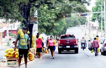 En las calles, cada vez se ven más vendedores ambulantes ofreciendo diversidad de productos, de manera informal.