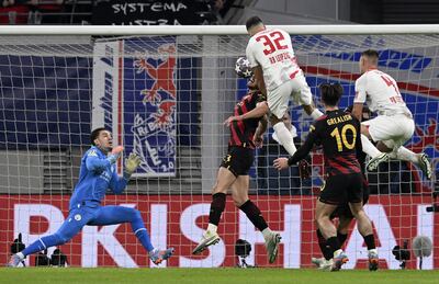 Espectacular salto del croata Josko Guardiol (N° 32) para anotar con golpe de cabeza el gol del empate de Leipzig ante Manchester City.