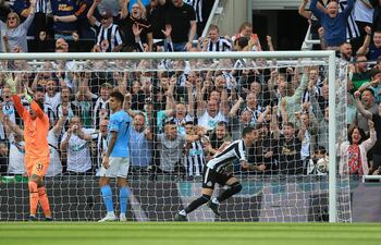 Miguel Almirón inicia el festejo de su gol ante el Manchester City.