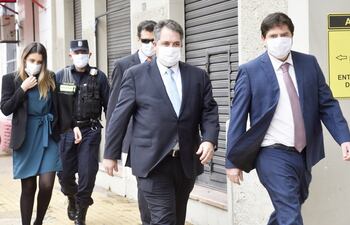 Édgar Melgarejo (c) en el momento de llegar a la sede de la fiscalía.